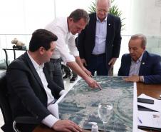 Os governadores do Paraná, Carlos Massa Ratinho Junior, e de Santa Catarina, Jorginho Melo, estabeleceram nesta segunda-feira (20), em reunião no Palácio Iguaçu, um grupo de trabalho para estudar as melhores formas de minimizar os efeitos das cheias do Rio Iguaçu, que afetam os dois estados.
