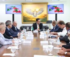 Os governadores do Paraná, Carlos Massa Ratinho Junior, e de Santa Catarina, Jorginho Melo, estabeleceram nesta segunda-feira (20), em reunião no Palácio Iguaçu, um grupo de trabalho para estudar as melhores formas de minimizar os efeitos das cheias do Rio Iguaçu, que afetam os dois estados.