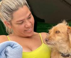 Mãe de pet com cachorro no colo