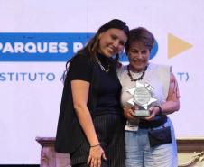 Equipe recebendo a honraria