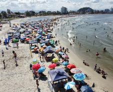 BANHISTAS NA PRAIA 