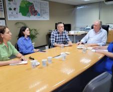 Representantes das cooperativas e membros do IAT em reunião.