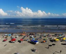 BANHISTAS NA PRAIA 