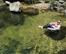 Keila Kubo dentro de uma piscina natural