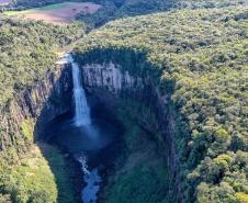 Cachoeira em unidade de conservação paranaense