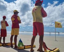 integrantes do corpo de bombeiros resguardando a praia