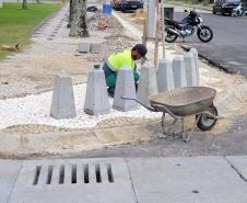 Foto de operários na orla de Matinhos