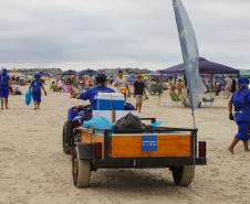 Equipe da Senepar realiza limpeza das praias paranaenses.