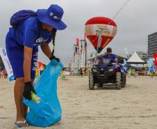 Equipe da Senepar realiza limpeza das praias paranaenses.