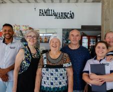 Funcionários da "Familia Mariscão" posando para foto