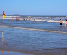 Banhistas no mar da praia