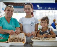 Família posando para foto em um peixaria