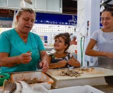 Família em uma peixaria