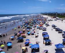 Foto aérea de turistas em praia