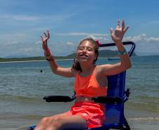 Foto de menina em cadeira anfíbia
