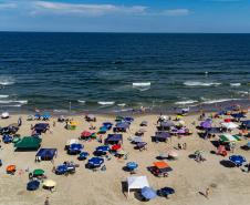 Foto aérea de turistas em praia