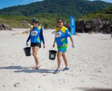 Foto de voluntários durante mutirão