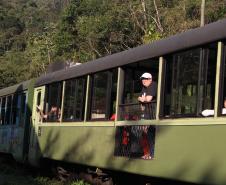 Foto de visitante no trem do parque Marumbi