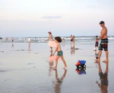 Foto de família passeando em praia