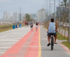 Foto de ciclistas na ciclovia da orla