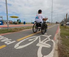 Foto de cadeirante na ciclovia da orla de Matinhos