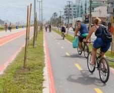 Foto de ciclistas na ciclovia da orla