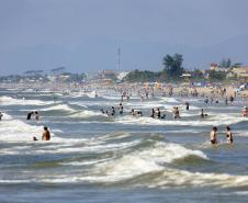 Foto de banhistas no mar