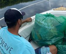 Voluntário coletando resíduos