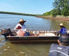 Pescadores em um barco navegando em um rio