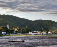 Imagem de cidade litorânea do Paraná