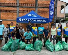 Voluntários coletando posando para a foto com os resíduos