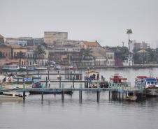 Pier de  Paranaguá com com a cidade ao fundo