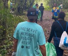 Voluntários coletando resíduos