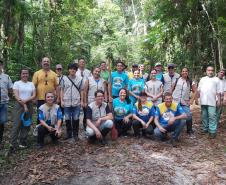 Foto de conjunto de voluntários e equipes do IAT