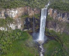 Foto de cachoeira em Parque Estadual