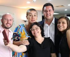 GOVERNADOR POSANDO PARA FOTO COM NOVOS SERVIDORES