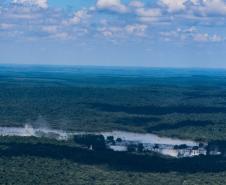 HORIZONTE AZULADO PARANAENSE COM UM RIO NO TERÇO INFERIOR DA FOTO