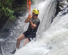 turista em meio à cachoeira