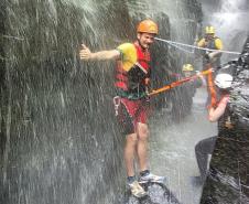 turistas e guias na trilha em meio à cachoeira  da rppn