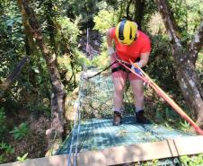 turista fazendo climbing