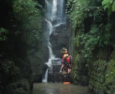 turistas em meio a trilha