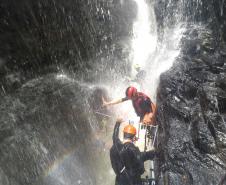 turistas em trilha subindo a cachoeira da rppn
