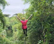 turista se divertindo em tirolesa