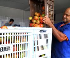 Foto de funcionário abastecendo banco de alimentos