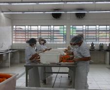 Funcionários trabalhando em banco de alimentos