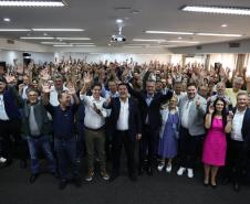 Ratinho Júnior em frente aos participantes do evento de posse