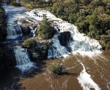 CACHOEIRA RODEADA DE VEGETAÇÃO DO PARANÁ