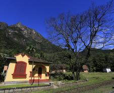 Foto de estação com montanha no fundo