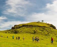 Foto de montanha com pessoas na frente