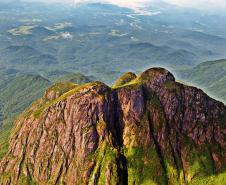 Foto aérea de montanha